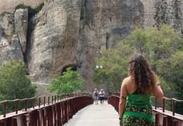 Cruzando-el-puente-hacia-las-casas-colgantes-en-Cuenca