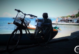 contemplando el horizonte en gili air indonesia