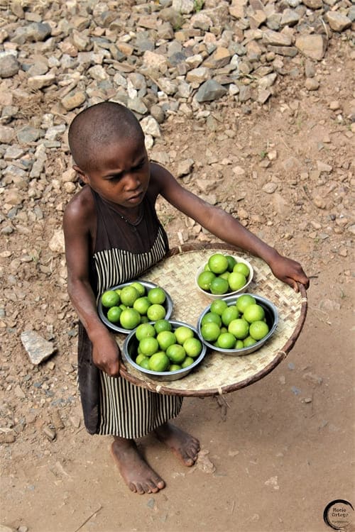Niño-vendiendo-limones