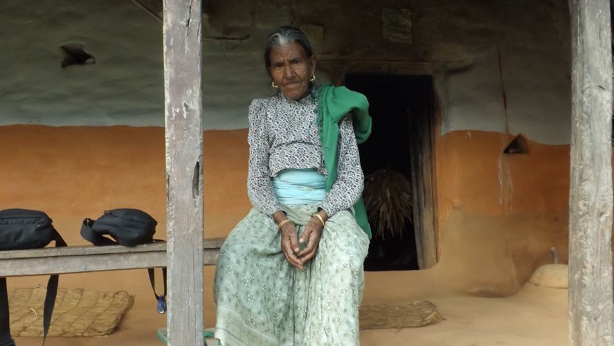Compartiendo una comida con una familia nepalí cerca de Pokhara