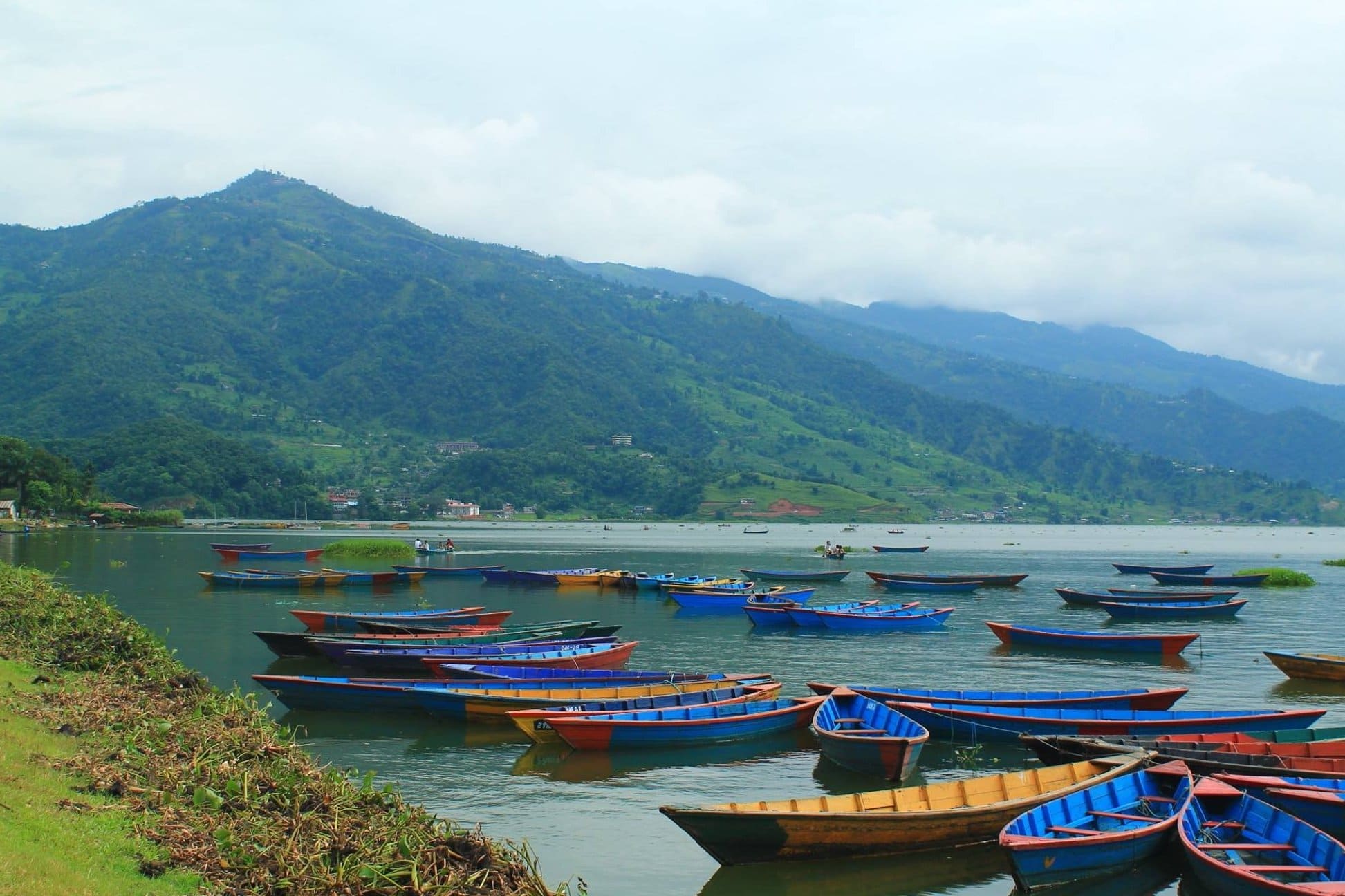 Barcas tradicionales en el lago Phewa en Pokhara