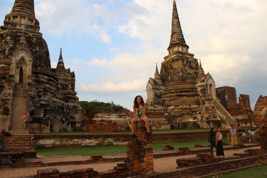 Visitando las ruinas de Ayutthaya, la antigua capital del reino de Siam, durante mi viaje por Tailandia.