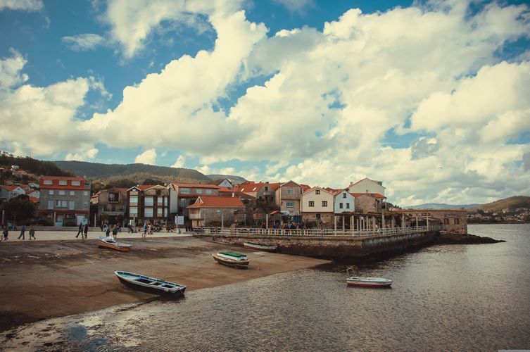 Refugio climático en Galicia. Combarro, uno de los pueblos con más encanto de las RÃas Baixas.